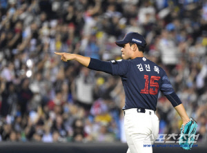 '오타니도 못 칠 공' 사직 스쿠발 김진욱이 던졌다 → 