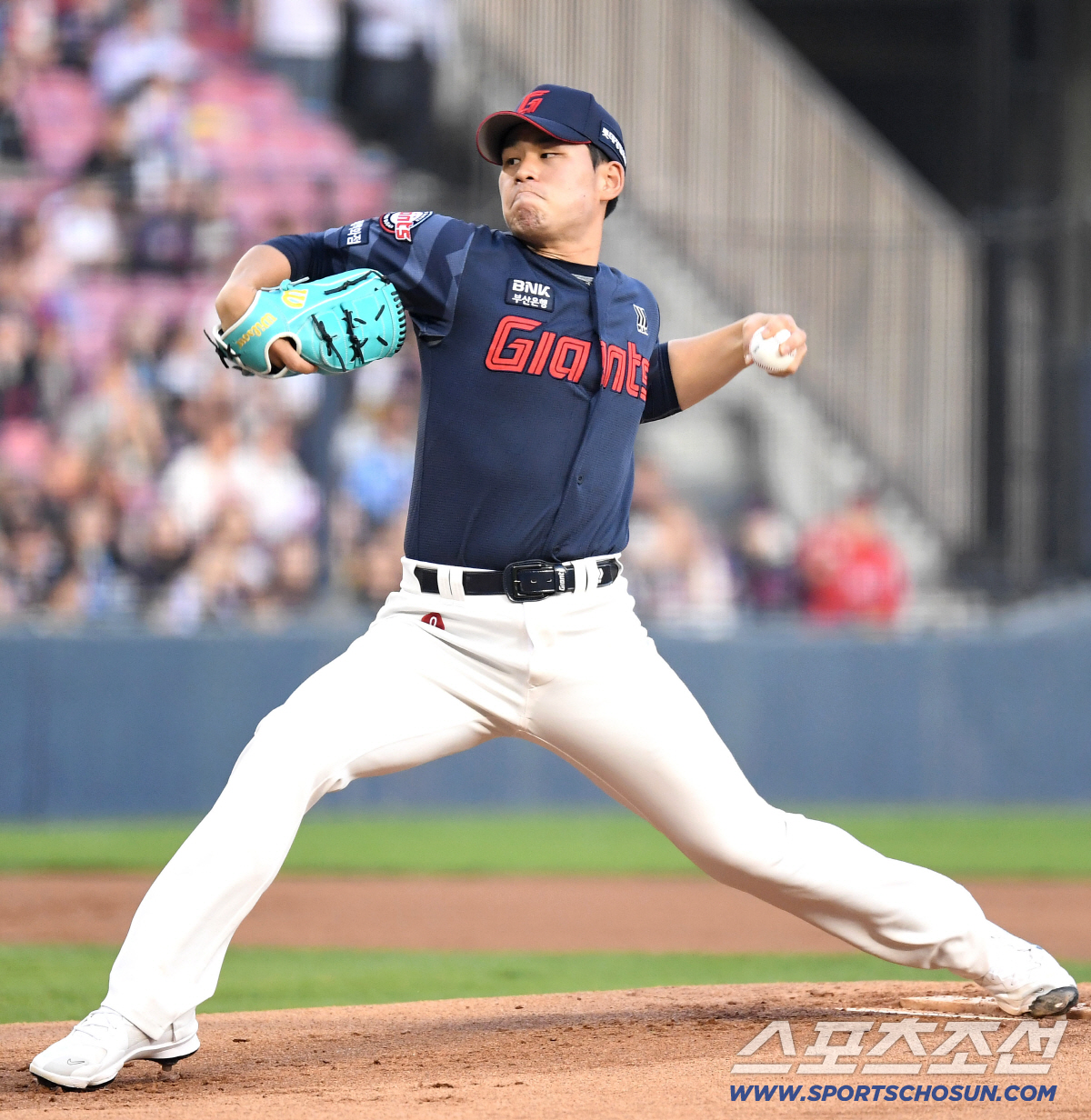 15일 잠실구장에서 열린 LG와 롯데의 주중 3연전 두 번째 경기. 선발 투구하고 있는 롯데 김진욱. 잠실=송정헌 기자 songs@sportschosun.com/2026.04.15/