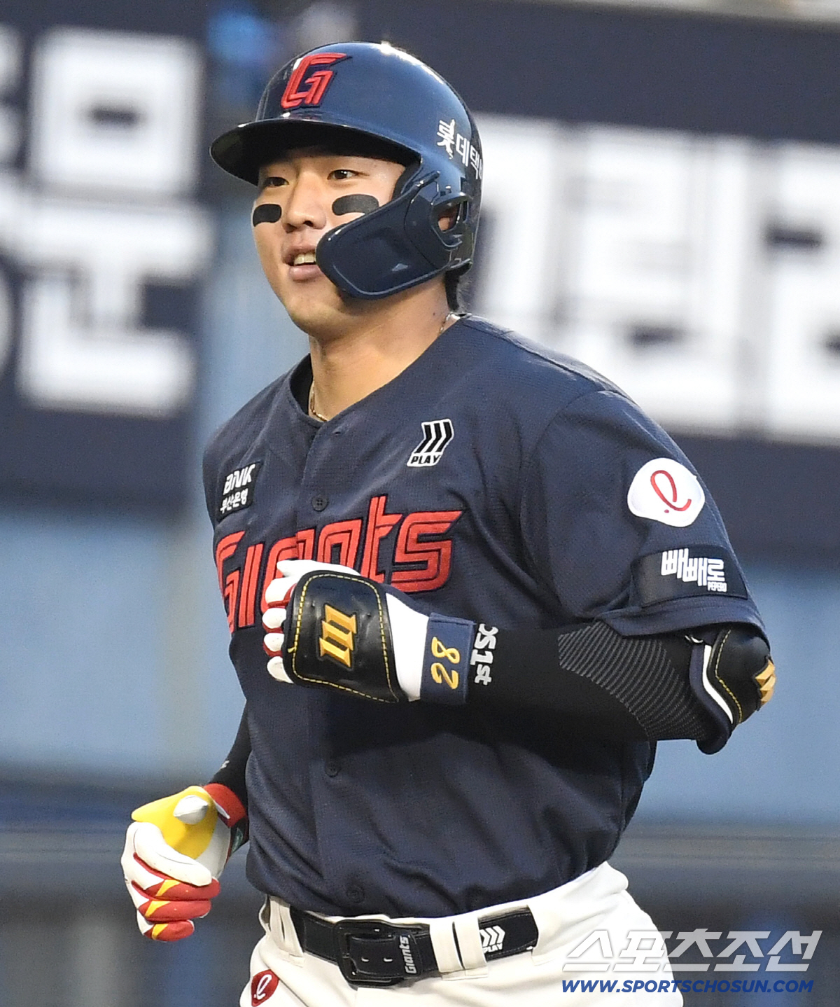 15일 잠실구장에서 열린 LG와 롯데의 주중 3연전 두 번째 경기. 3회 롯데 손성빈이 솔로홈런을 날렸다. 그라운드를 돌고 있는 손성빈. 잠실=송정헌 기자 songs@sportschosun.com/2026.04.15/