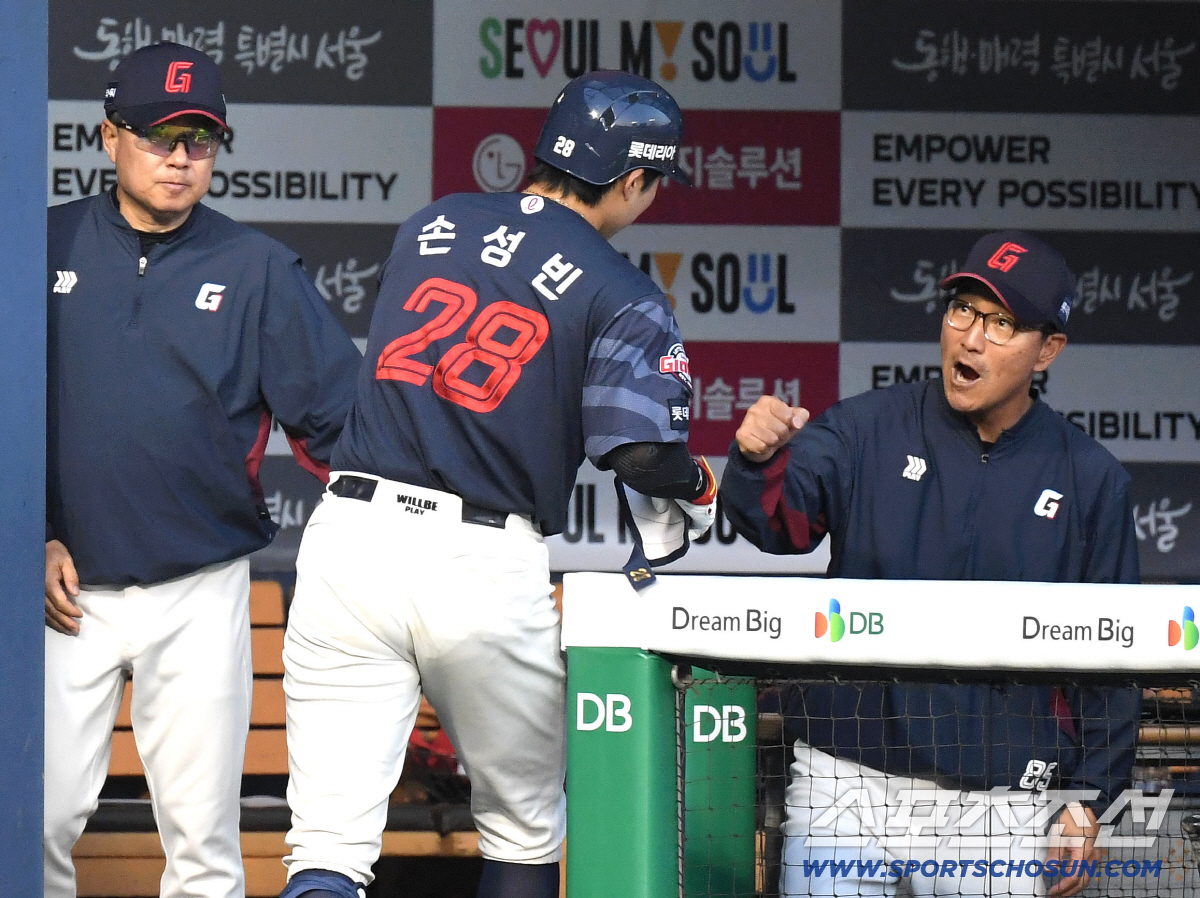 15일 잠실구장에서 열린 LG와 롯데의 주중 3연전 두 번째 경기. 3회 롯데 손성빈이 솔로홈런을 날렸다. 김태형 감독과 하이파이브를 나누고 있는 손성빈. 잠실=송정헌 기자 songs@sportschosun.com/2026.04.15/