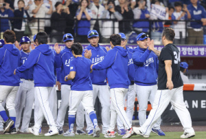 1631일 만에 1위, 사령탑을 더 웃게한 신인의 발견…