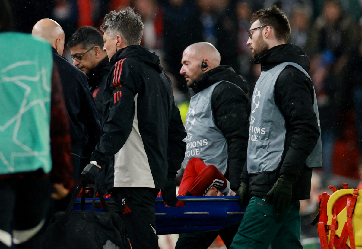 들것에 실려간 에키티케 로이터