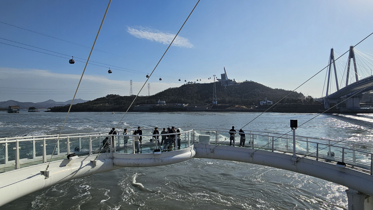 ◇ 울돌목 주변에는 이순신 장군과 전장을 누볐던 판옥선을 재현해 놓았고, 우수영관광지에는 거북선 등 비롯해 무기 소개와 함께 다양한 체험 시설을 즐길 수 있다. 사진=김세형