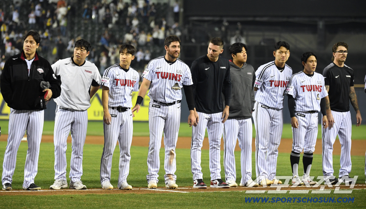 15일 잠실구장에서 열린 LG와 롯데의 주중 3연전 두 번째 경기. 롯데가 LG에 승리했다. 경기 종료 후 팬들에게 인사를 하고 있는 LG 선수들. 잠실=송정헌 기자 songs@sportschosun.com/2026.04.15/