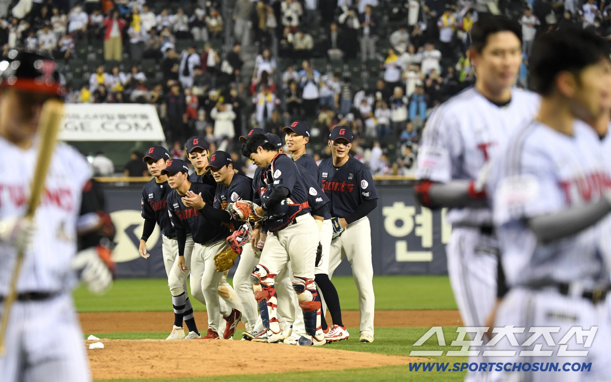 15일 잠실구장에서 열린 LG와 롯데의 주중 3연전 두 번째 경기. 롯데가 LG에 승리했다. 경기 종료 후 승리의 기쁨을 나누고 있는 롯데 선수들. 잠실=송정헌 기자 songs@sportschosun.com/2026.04.15/