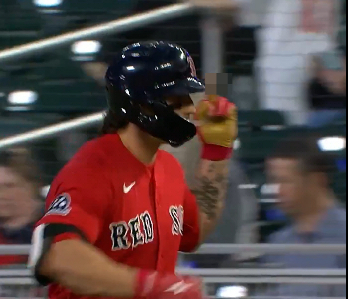 '헉' 선수가 관중에게 손가락 욕을? 대체 무슨 일인가 "내 잘못 아니다"