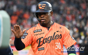 '경력직 우대는 필수?' 외국인 타자 성적표…'KBO가 제일 쉬웠어요' vs 'ABS에 낯선 볼배합 적응 안되네'