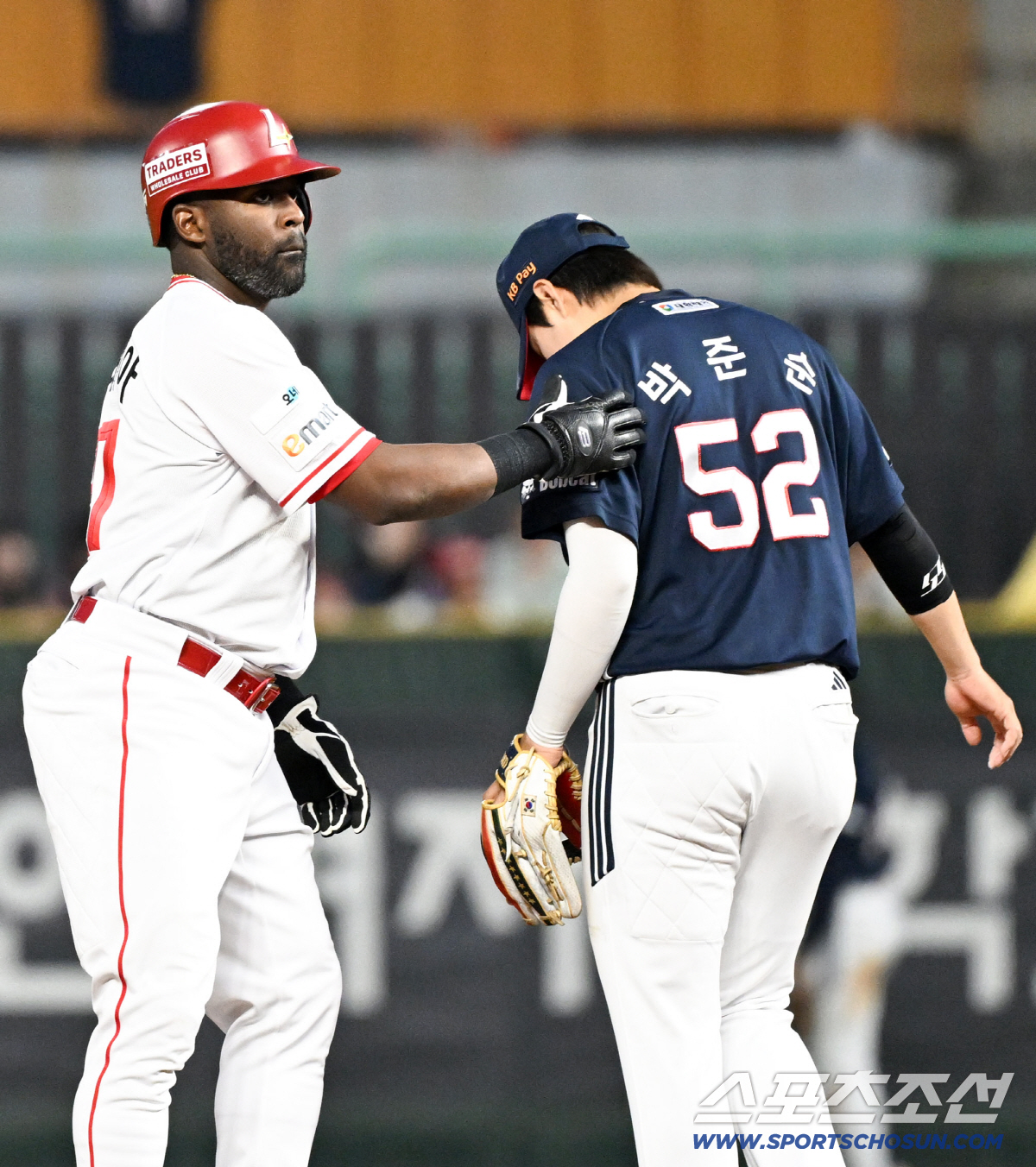 한국에만 있는 선후배 문화를 이해하고 있는 에레디아가 깍듯한 후배 박준순의 어깨를 쓰다듬었다.