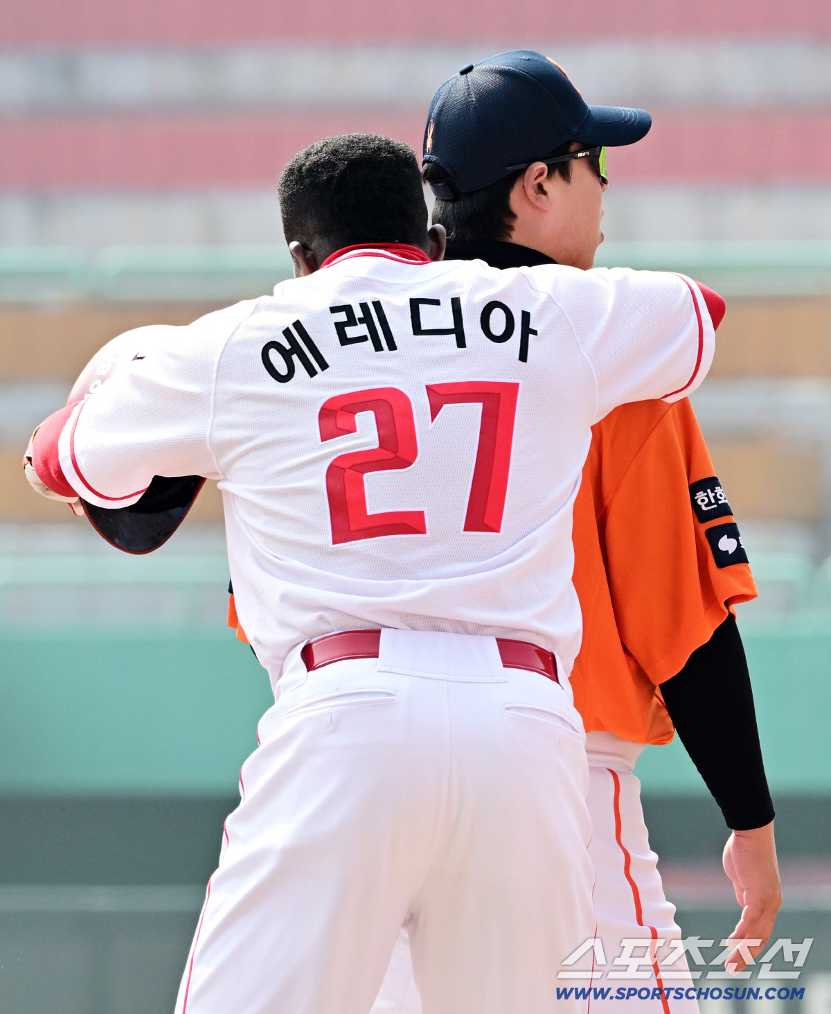 3루에서 만난 노시환에게 기습 허그.