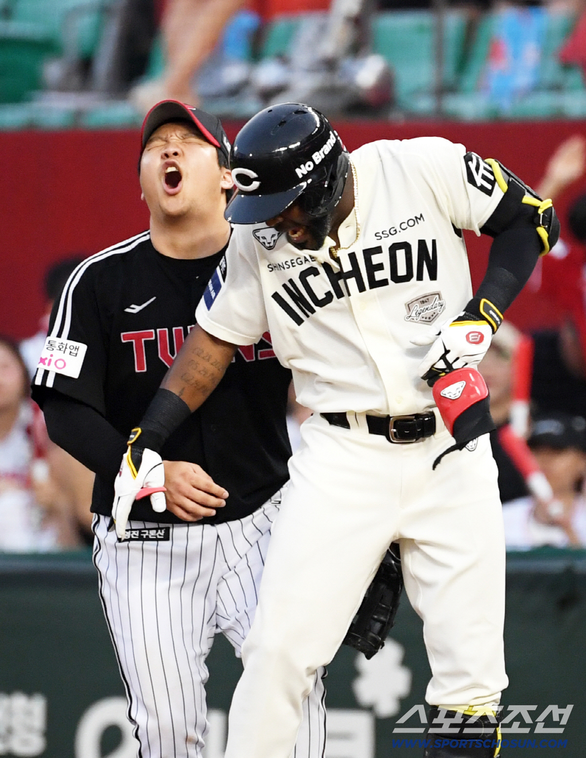 1루 출루 후 실수로 문보경 발을 밟은 뒤 미안해 어쩔 줄 몰랐던 순간.