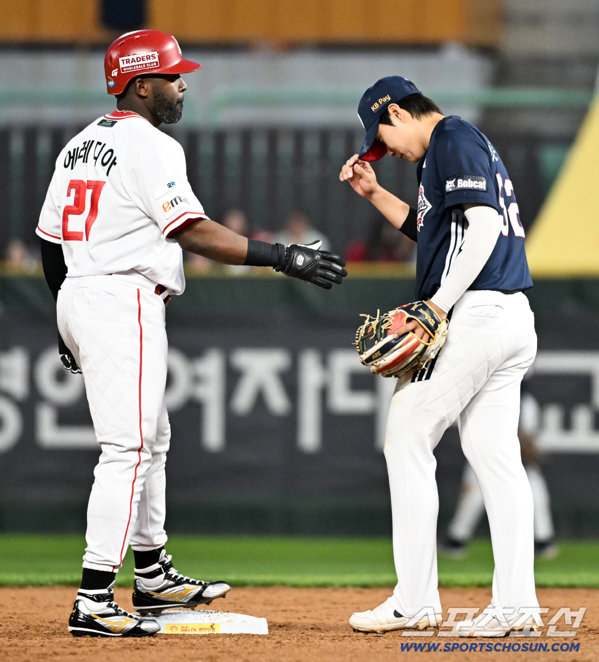 입고 있는 유니폼은 다르지만 이날 에레디아는 착한 후배 박준순 덕분에 훈훈한 장면을 연출했다.