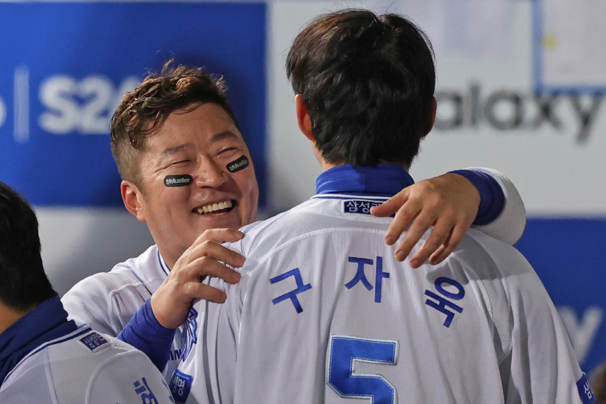 구자욱 안아주는 최형우