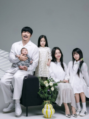 '아내·딸 15년 숨긴' KCM, 가족사진 공개...