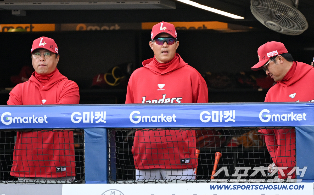 간절한 마음에 수염까지 밀고 선글라스도 새것으로 착용했던 이숭용 감독.