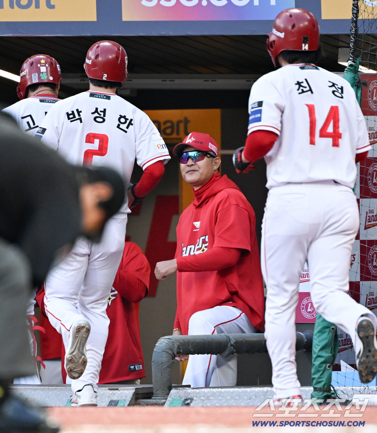 1회 고명준의 선제 스리런포가 터지자 이숭용 감독은 득점한 선수들을 반겼다.
