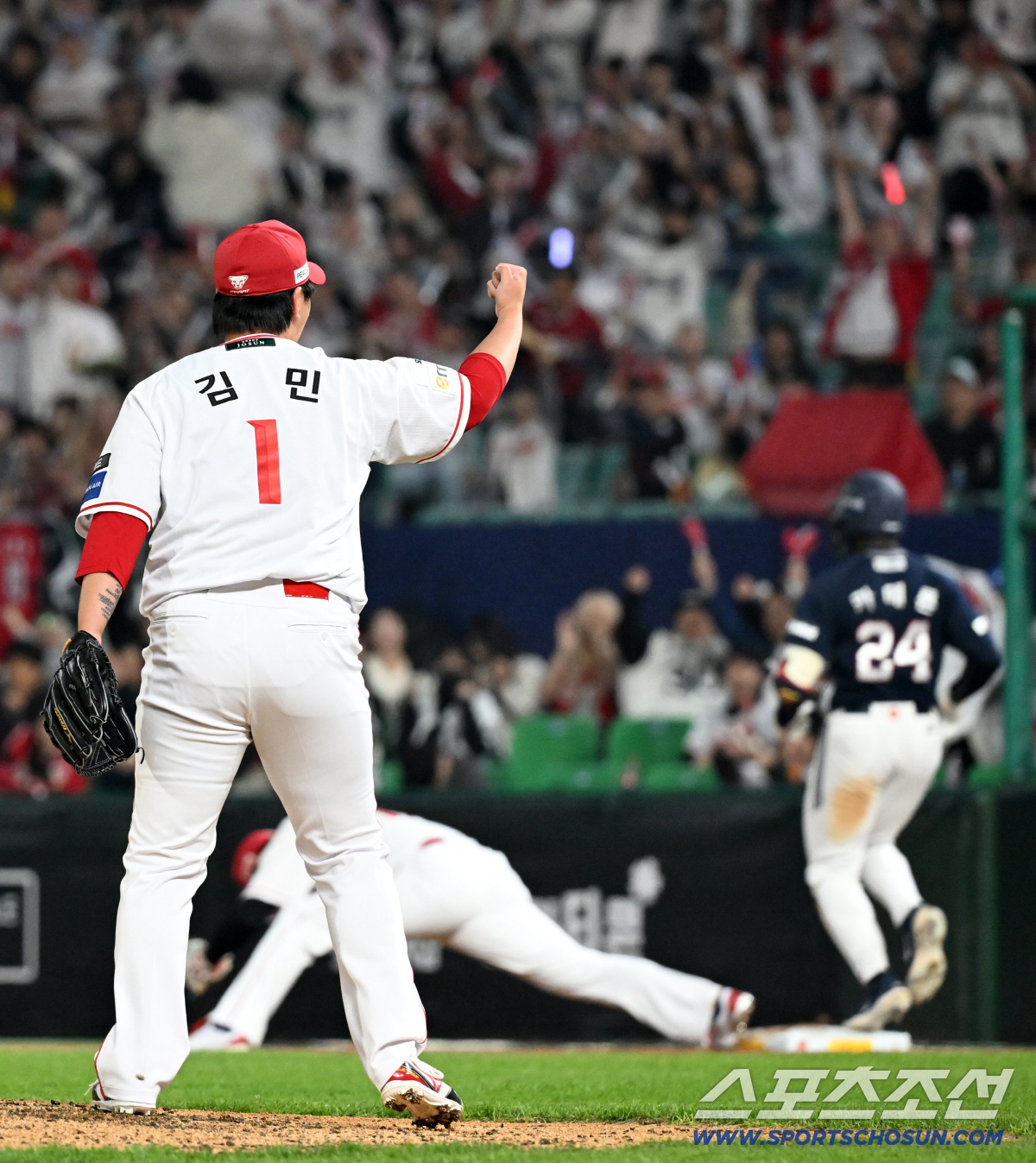 6회 1사 만루 위기를 병살로 막아낸 김민이 더그아웃을 향해 주먹을 불끈 쥐었다.