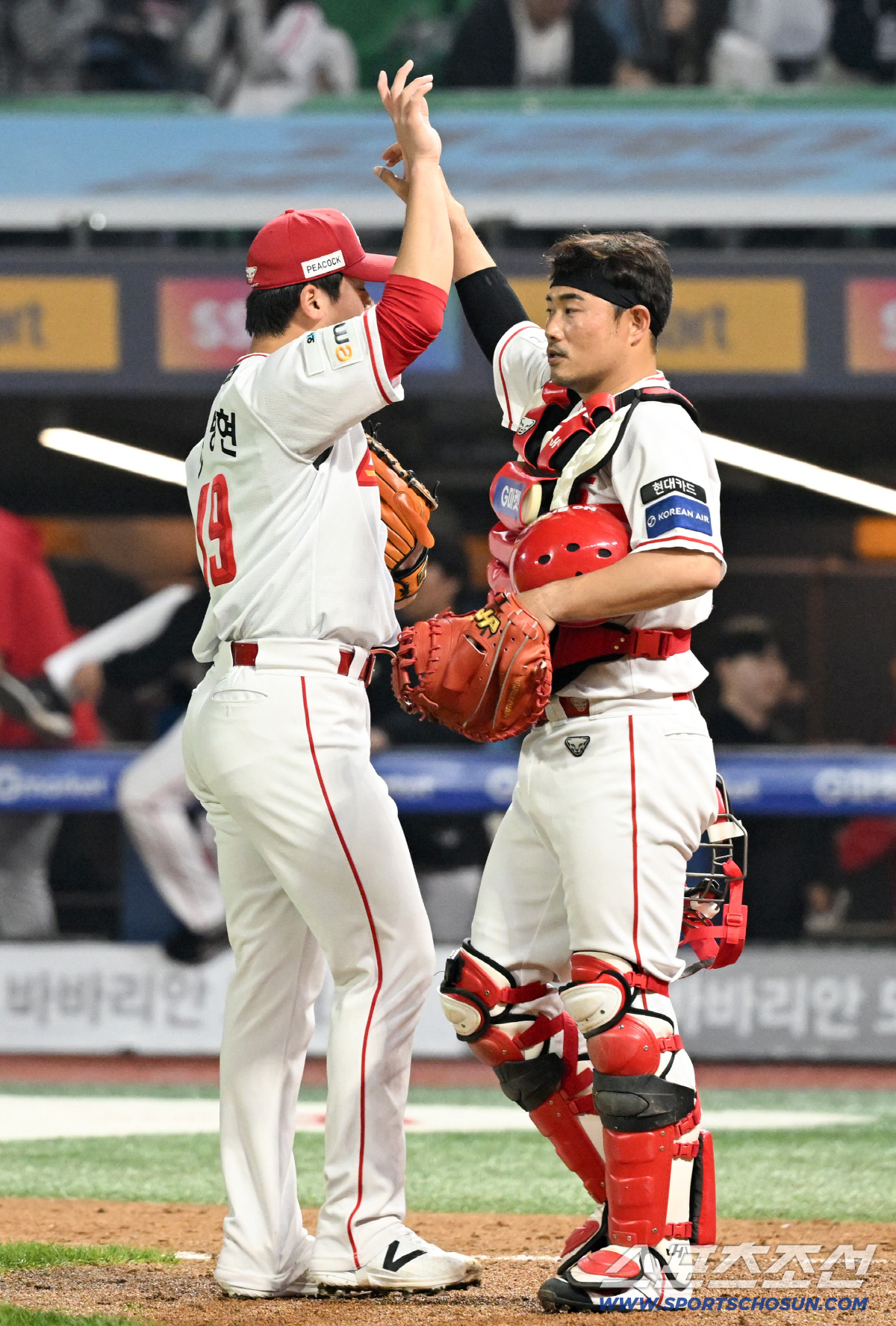 단 1점도 내주지 않고 경기를 마무리 지은 조병현과 이지영이 세리머니를 펼쳤다.