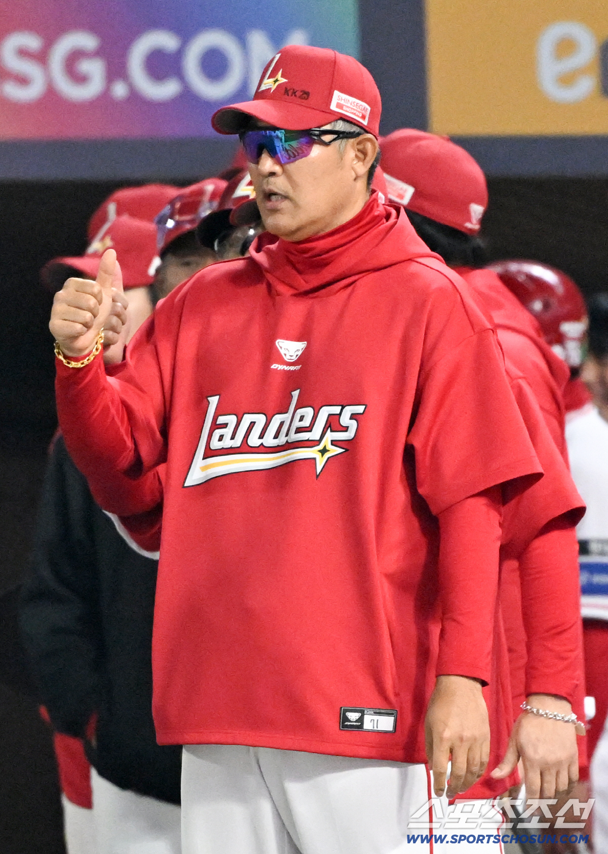 마음고생이 심했을 선수들을 향해 엄지척.