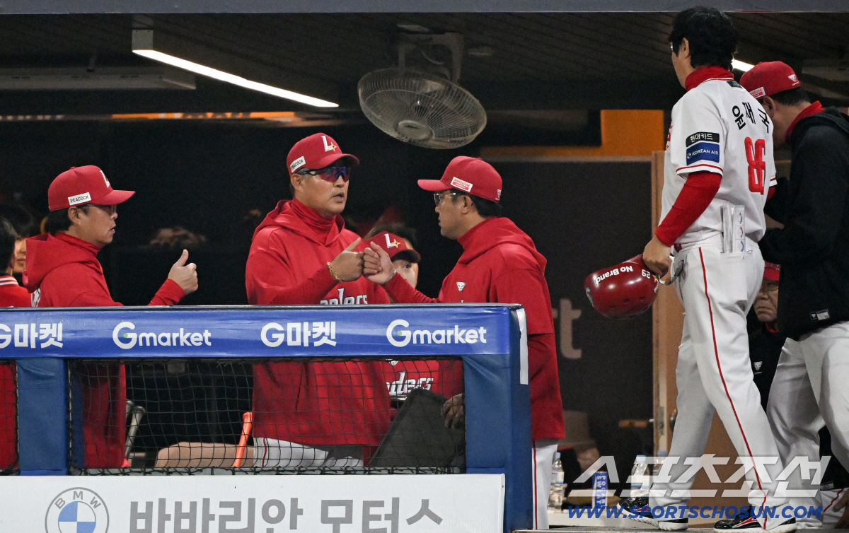 연패 끊은 이숭용 감독은 코치진과 하이파이브를 나눴다.