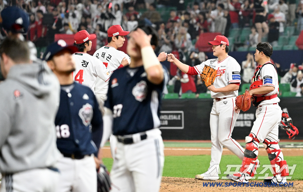 6연패 끊어낸 SSG 선수들이 마운드에 모였다.