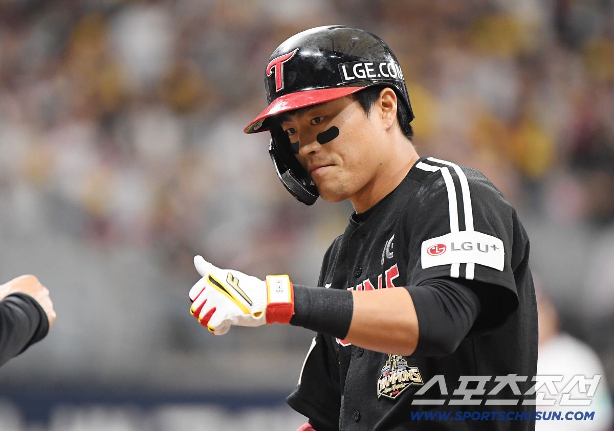 5일 서울 고척스카이돔에서 열린 LG-키움전. 4회초 무사 천성호가 안타를 친 후 기뻐하고 있다. 정재근 기자 cjg@sportschosun.com/2026.4.5/