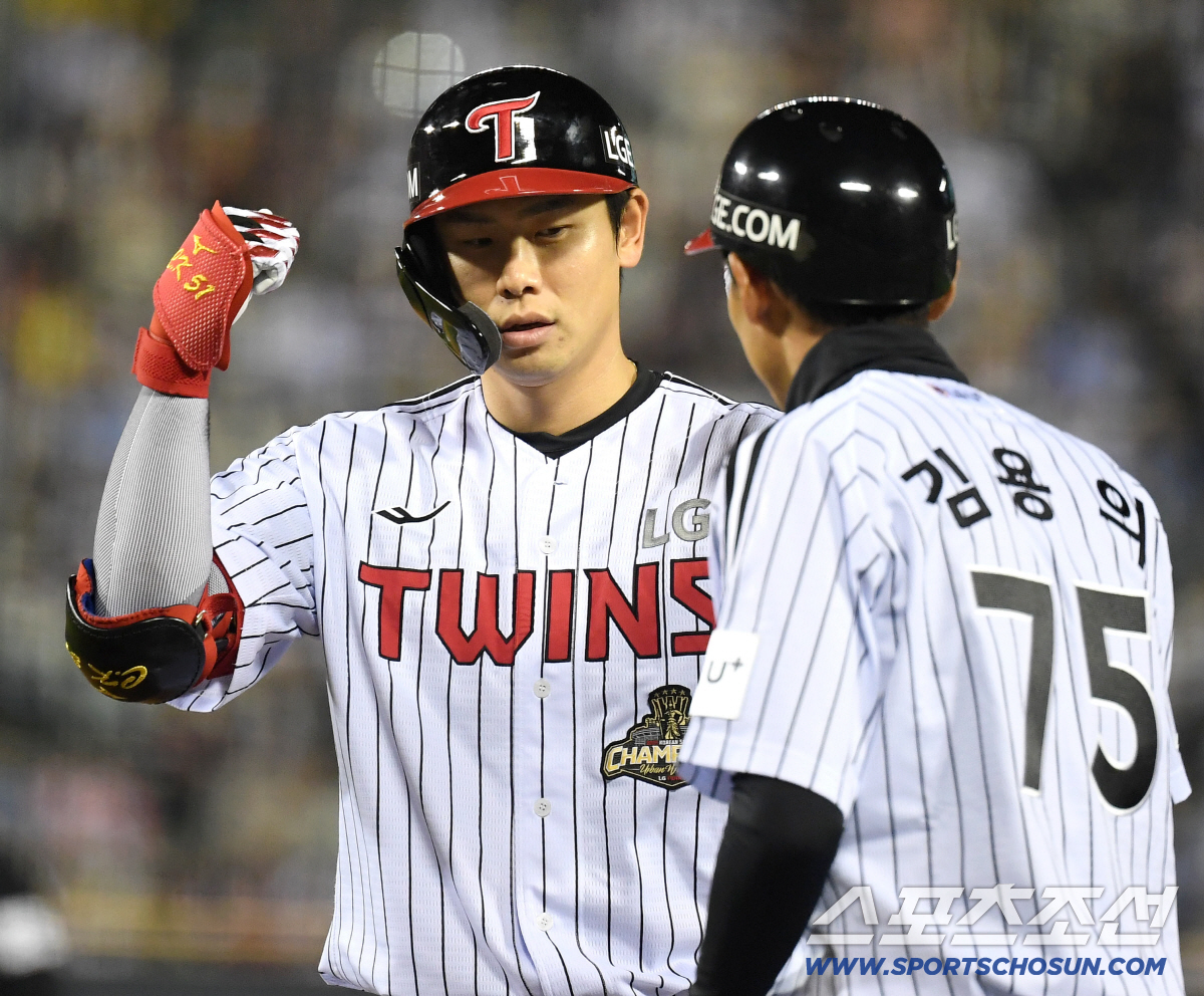 15일 잠실구장에서 열린 LG와 롯데의 주중 3연전 두 번째 경기. 5회 안타를 날린 LG 홍창기. 잠실=송정헌 기자 songs@sportschosun.com/2026.04.15/