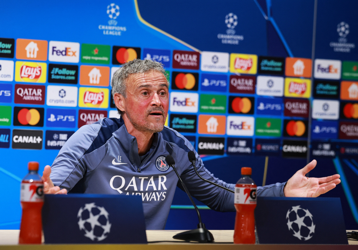 기자회견 중인 엔리케 감독 로이터