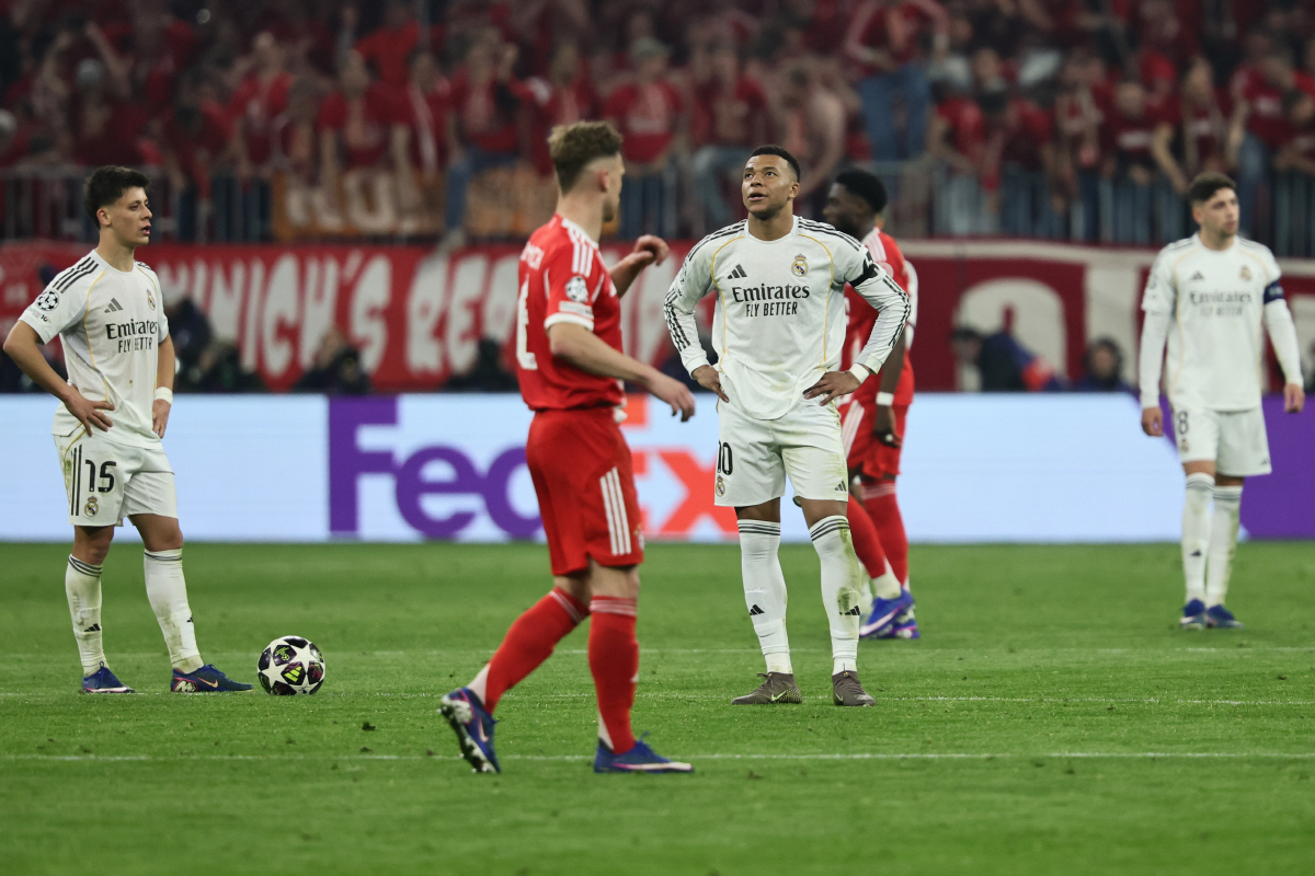 epa12892697 Kylian Mbappe of Real Madrid (C) looks on during the UEFA Champions League quarter-finals, 2nd leg match FC Bayern Munich against Real Madrid, in Munich, Germany, 15 April 2026. EPA/RONALD WITTEK