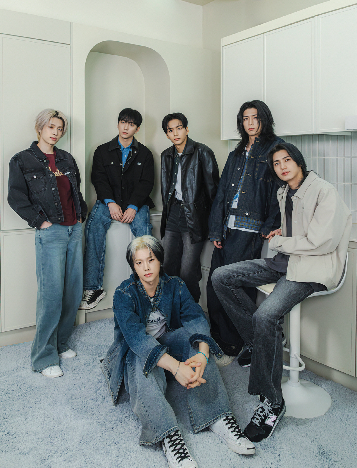 (왼쪽부터 시계방향으로) 가온, 건일, 오드(O.de), 준한(Jun Han), 주연, 정수. 사진 제공=JYP엔터테인먼트