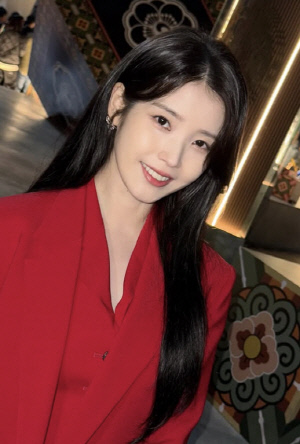 [청룡랭킹] 아이유, 무서운 상승세로 선두 김혜윤 위협