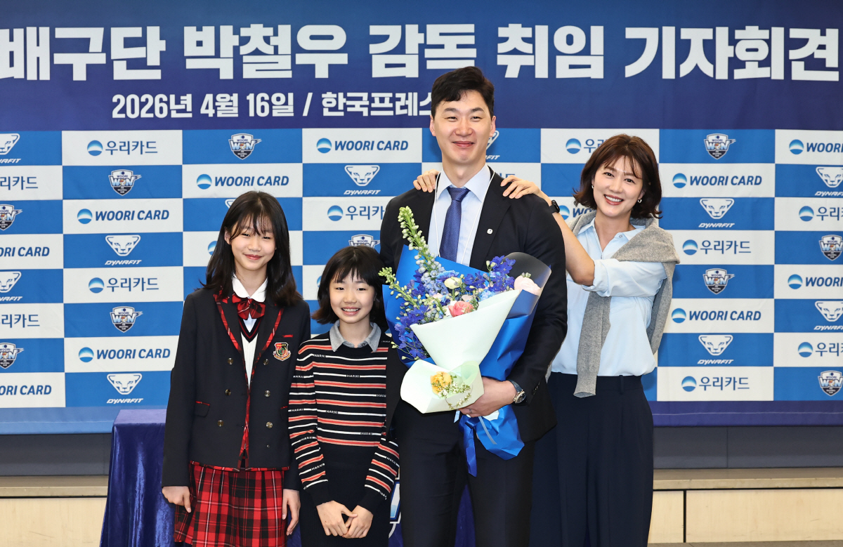 남자 프로배구 박철우 우리카드 신임 감독이 16일 서울 중구 프레스센터에서 열린 취임 기자회견에서 가족들과 기념사진을 촬영하고 있다. 2026.4.16 연합뉴스