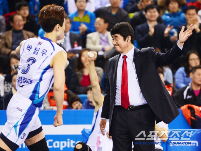 '배구 명장 장인어른' 이번엔 사위가 감독 됐다 "항상 겸손해라"