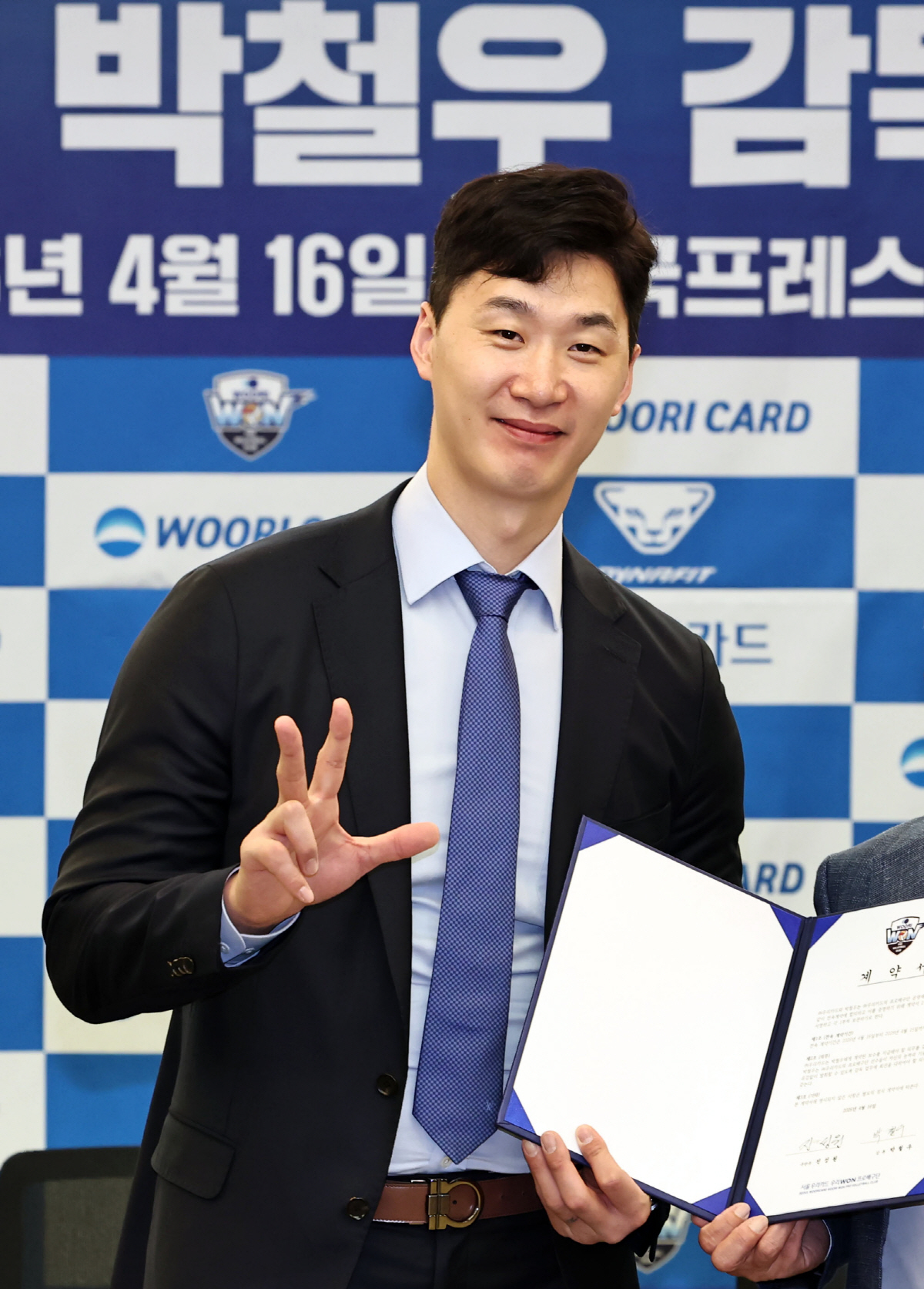 남자 프로배구 박철우 우리카드 신임 감독이 16일 서울 중구 프레스센터에서 열린 취임 기자회견에서 계약서에 서명을 마친 뒤 기념사진을 촬영하고 있다. 2026.4.16 연합뉴스