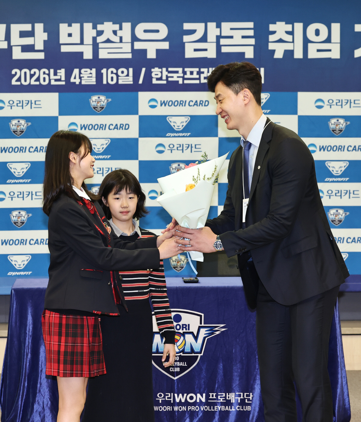 남자 프로배구 박철우 우리카드 신임 감독이 16일 서울 중구 프레스센터에서 열린 취임 기자회견에서 가족들로부터 축하 꽃다발을 받고 있다. 2026.4.16 연합뉴스