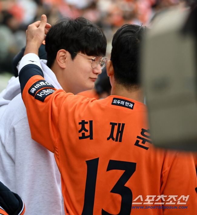 19일 대전한화생명볼파크에서 열린 삼성과 한화의 PO 2차전. 김서현과 최재훈이 이야기를 나누고 있다. 대전=허상욱 기자 wook@sportschosun.com/2025.10.19/