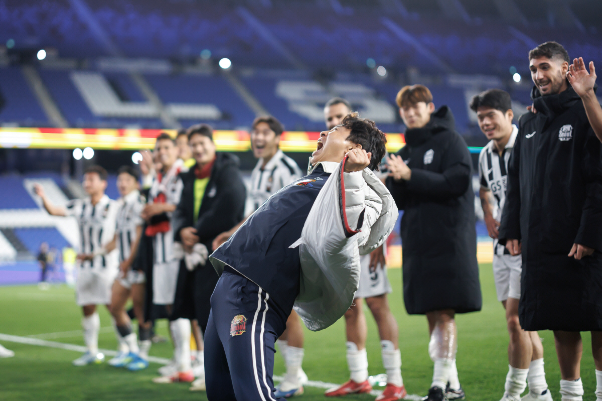 울산문수축구경기장/ K리그1/ 울산HDFC vs FC서울/ 서울 김기동 감독/ 승리 세레머니/ photo by Jaehoon Kim