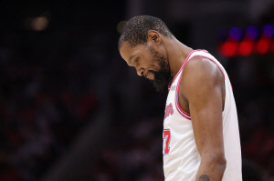 KD와 앙숙, 또 한 차례 저격.