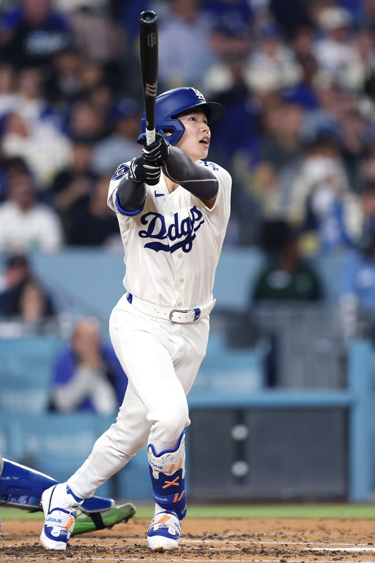 LOS ANGELES, CALIFORNIA - APRIL 15: Hyeseong Kim #6 of the Los Angeles Dodgers hits a two-run home run during the second inning against the New York Mets at Dodger Stadium on April 15, 2026 in Los Angeles, California. All players are wearing the number 42 in honor of Jackie Robinson Day. Luke Hales/Getty Images/AFP (Photo by Luke Hales / GETTY IMAGES NORTH AMERICA / Getty Images via AFP)