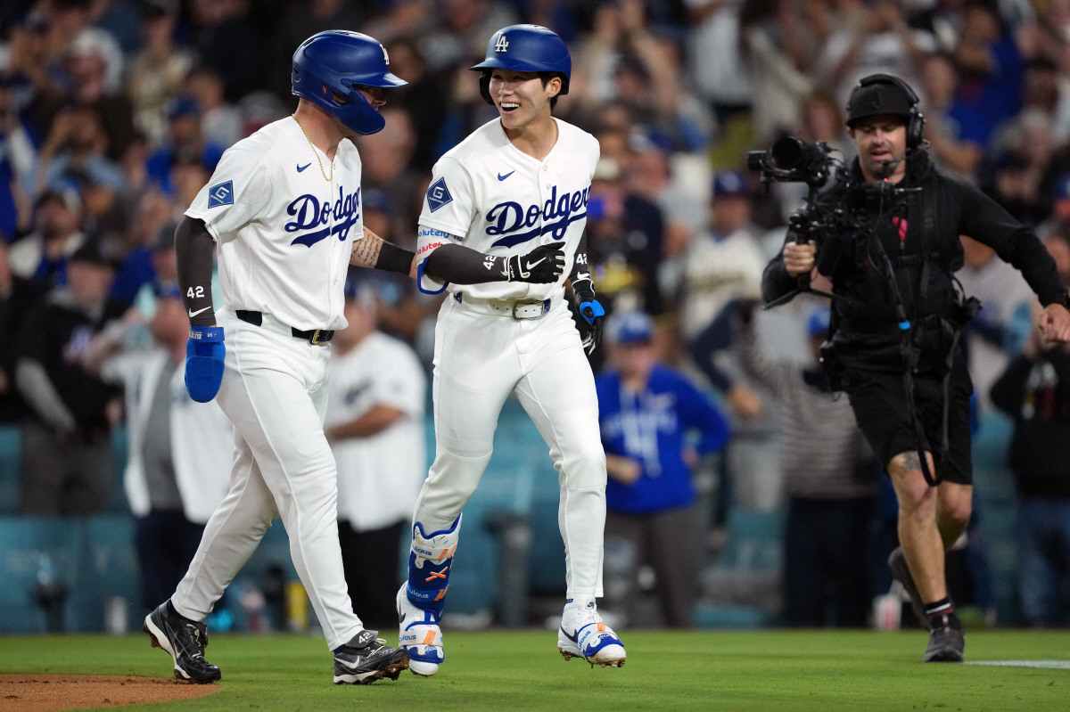 Apr 15, 2026; Los Angeles, California, USA; Los Angeles Dodgers second baseman Hyeseong Kim and catcher Dalton Rushing celebrate after hitting a two-run home run against the New York Mets in the second inning at Dodger Stadium. Mandatory Credit: Kirby Lee-Imagn Images