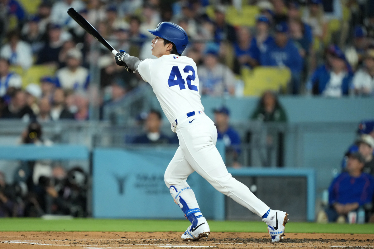 Apr 15, 2026; Los Angeles, California, USA; Los Angeles Dodgers second baseman Hyeseong Kim hits a two-run home run against the New York Mets in the second inning at Dodger Stadium. Mandatory Credit: Kirby Lee-Imagn Images