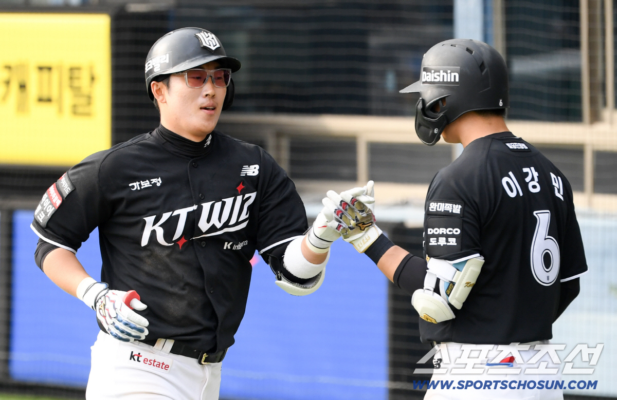 29일 잠실구장에서 열린 LG와 KT의 경기. 6회초 2사 1루 KT 허경민이 투런포를 날린 뒤 기뻐하고 있다. 잠실=박재만 기자 pjm@sportschosun.com/2026.03.29/