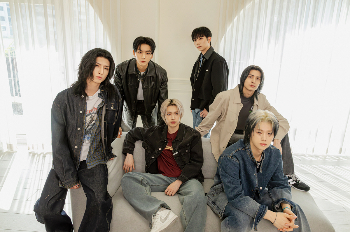 (왼쪽부터 시계방향으로) 준한(Jun Han), 오드(O.de), 건일, 주연, 정수, 가온. 사진 제공=JYP엔터테인먼트