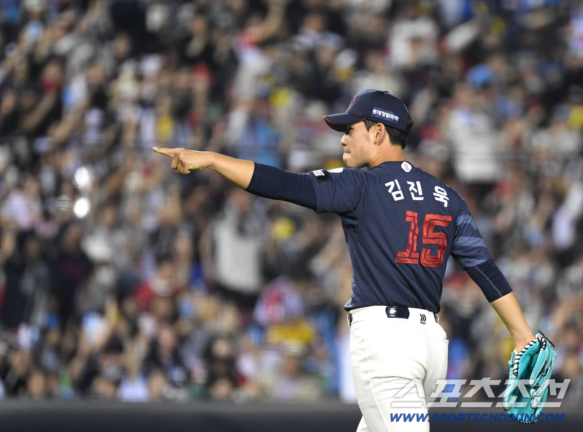 15일 잠실구장에서 열린 LG와 롯데의 주중 3연전 두 번째 경기. 5회말 2사 1, 2루 실점 위기를 넘긴 롯데 선발 김진욱. 잠실=송정헌 기자 songs@sportschosun.com/2026.04.15/