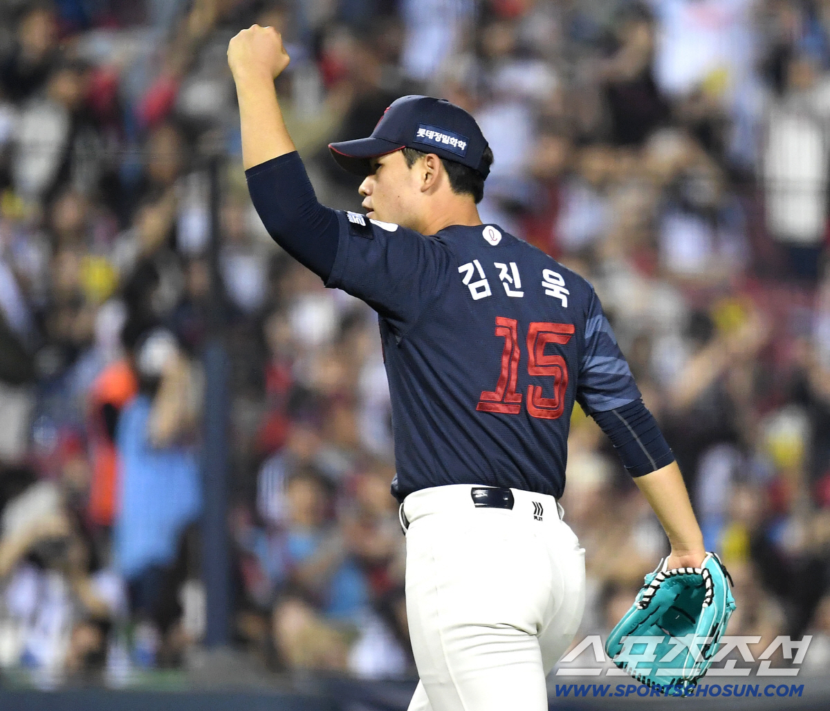 15일 잠실구장에서 열린 LG와 롯데의 주중 3연전 두 번째 경기. 6회말 2사 2루. 실점 위기를 넘긴 롯데 김진욱. 잠실=송정헌 기자 songs@sportschosun.com/2026.04.15/