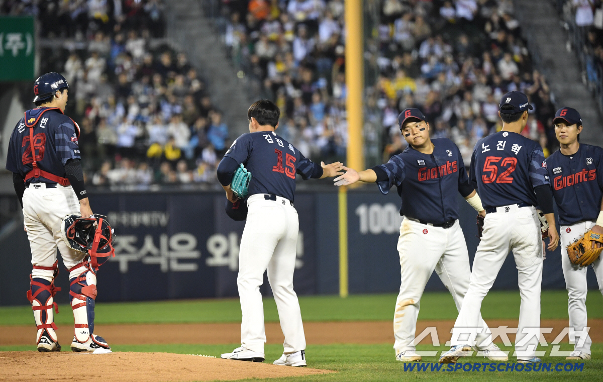 15일 잠실구장에서 열린 LG와 롯데의 주중 3연전 두 번째 경기. 7회 2사 후 마운드를 내려가는 롯데 선발 김진욱. 잠실=송정헌 기자 songs@sportschosun.com/2026.04.15/