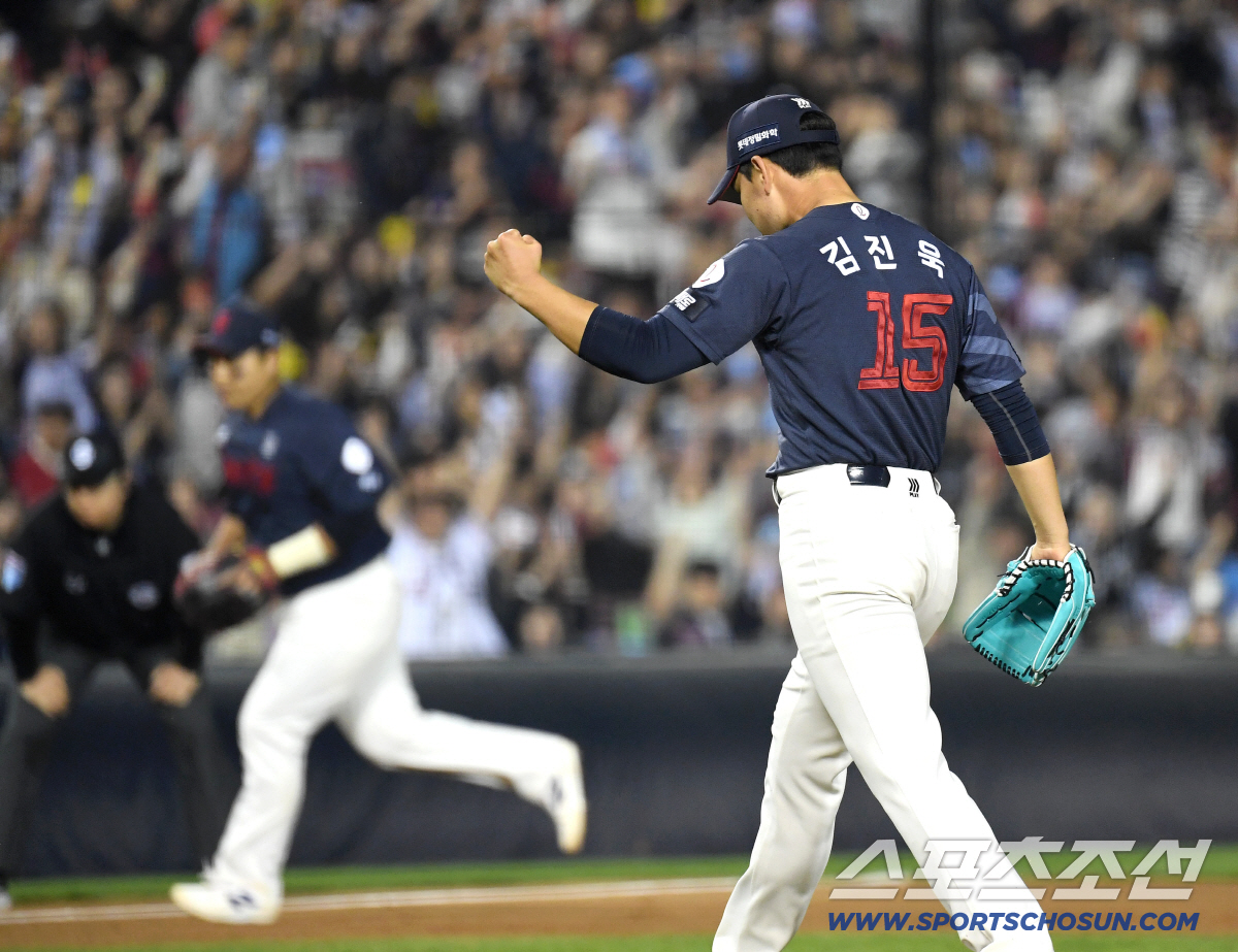 15일 잠실구장에서 열린 LG와 롯데의 주중 3연전 두 번째 경기. 6회말 2사 2루. 실점 위기를 넘긴 롯데 김진욱. 잠실=송정헌 기자 songs@sportschosun.com/2026.04.15/