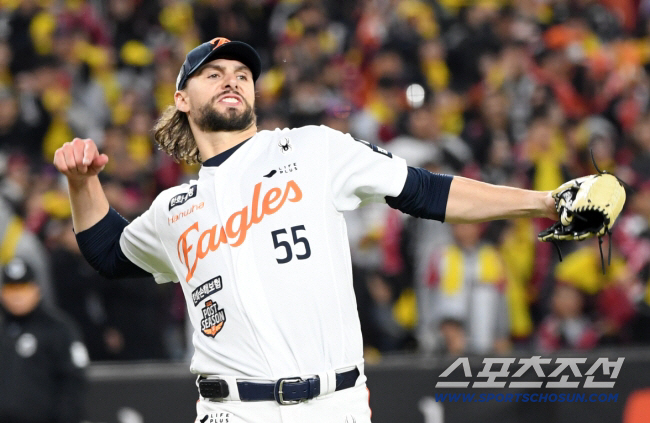 30일 대전 한화생명볼파크에서 열린 한국시리즈 4차전 한화 이글스와 LG 트윈스의 경기. 5회초 1사 1,3루 LG 박해민을 병살 처리한 한화 선발 와이스가 포효하고 있다. 대전=박재만 기자 pjm@sportschosun.com/2025.10.30/