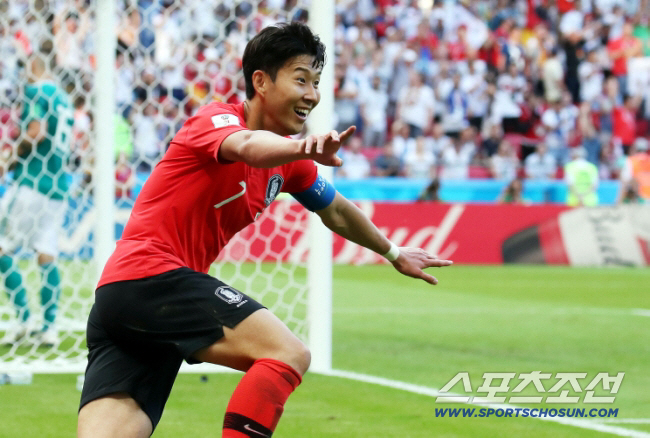 8년 만에 다시 외쳤다 "손흥민은 멕시코 사람"...최강팀 탈락시켰는데도 열광 "관중석 무너질 듯 박수, 환호, 존경"