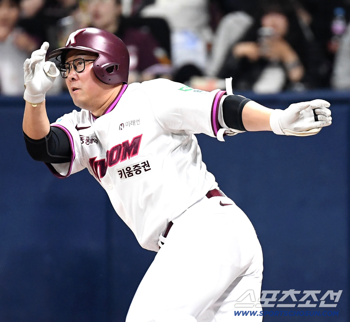 3일 고척돔에서 열린 KBO리그 키움과 LG의 경기. 5회말 안타를 날리고 있는 키움 안치홍. 고척=송정헌 기자 songs@sportschosun.com/2026.04.03/