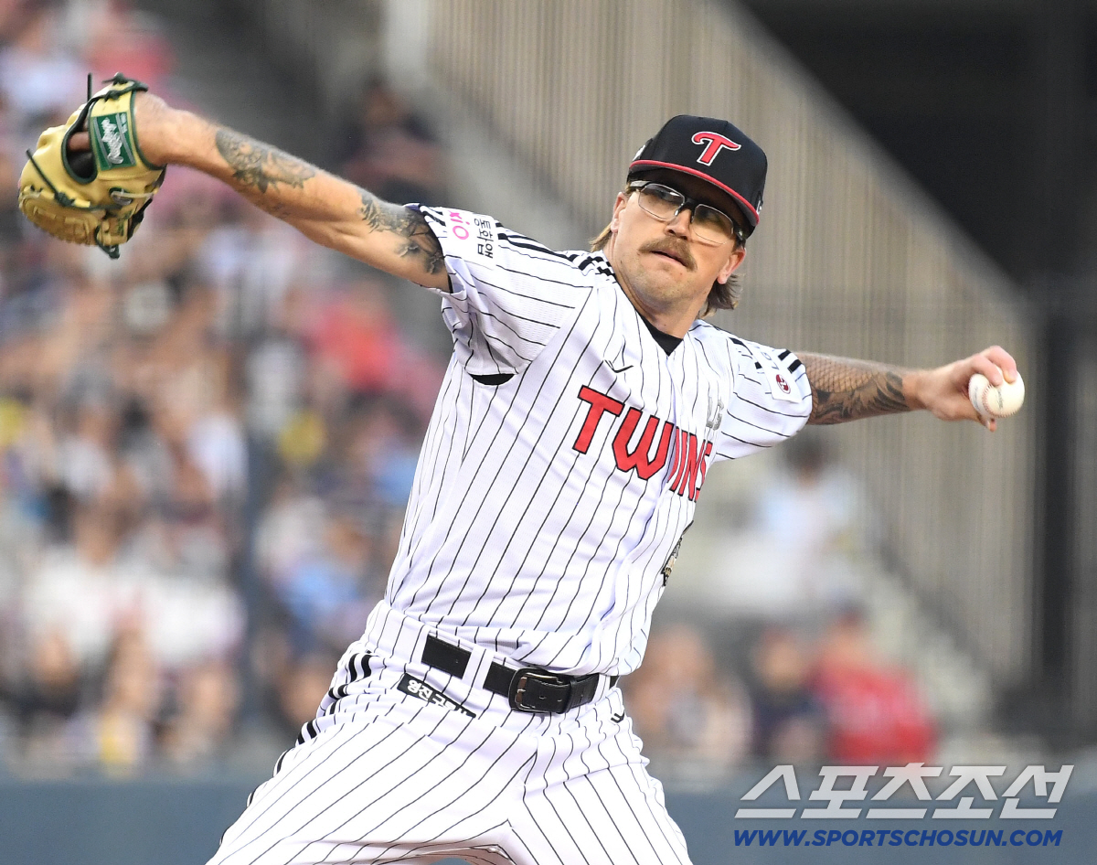 15일 잠실구장에서 열린 LG와 롯데의 주중 3연전 두 번째 경기. 선발 투구하고 있는 LG 웰스. 잠실=송정헌 기자 songs@sportschosun.com/2026.04.15/